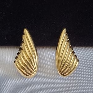 Napier Vintage Shell Earrings Gold Tone Screw Back Clip-on